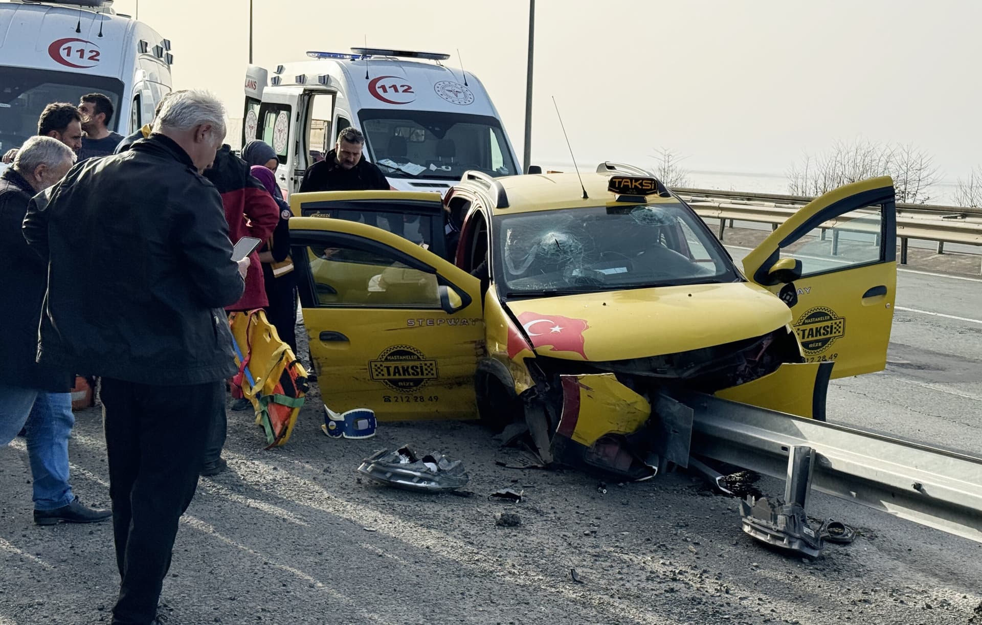 Cenazeden dönenleri taşıyan taksinin bariyerlere çarptığı kazada 4 kişi yaralandı