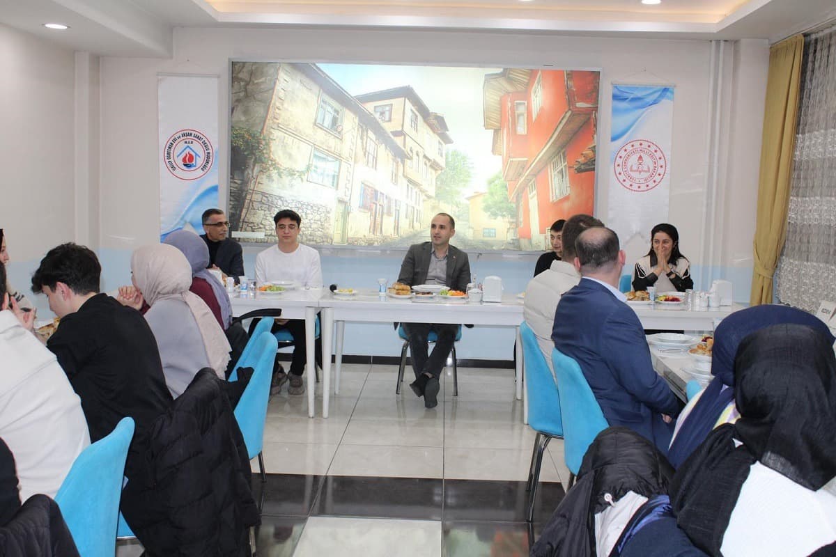 İskilip Kaymakamı Polat, YKS'ye hazırlanan öğrencilerle iftar yaptı