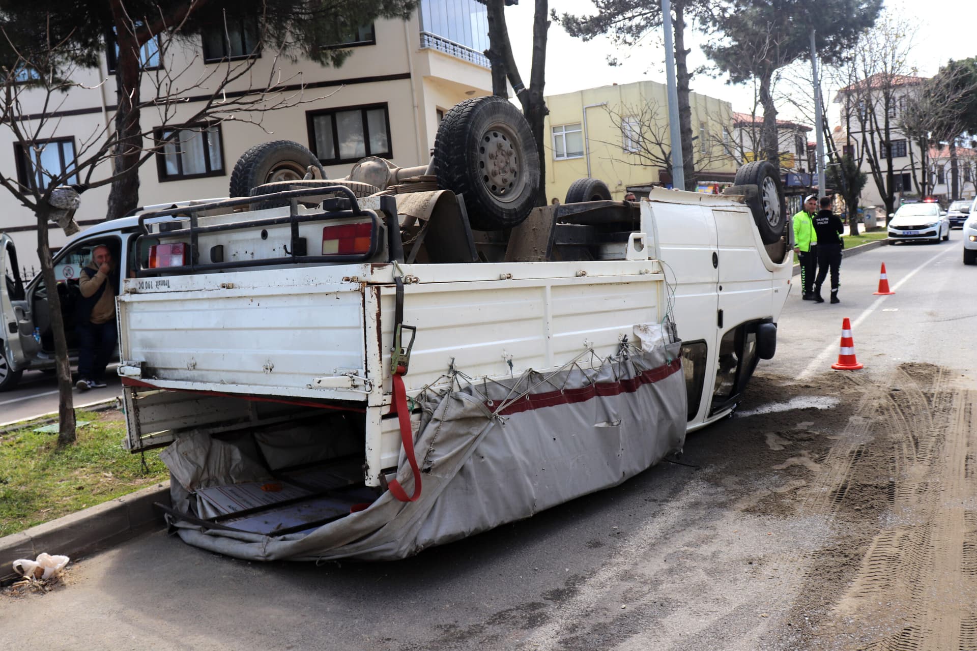 Ordu'da takla atan kamyonet vinç yardımıyla kaldırıldı