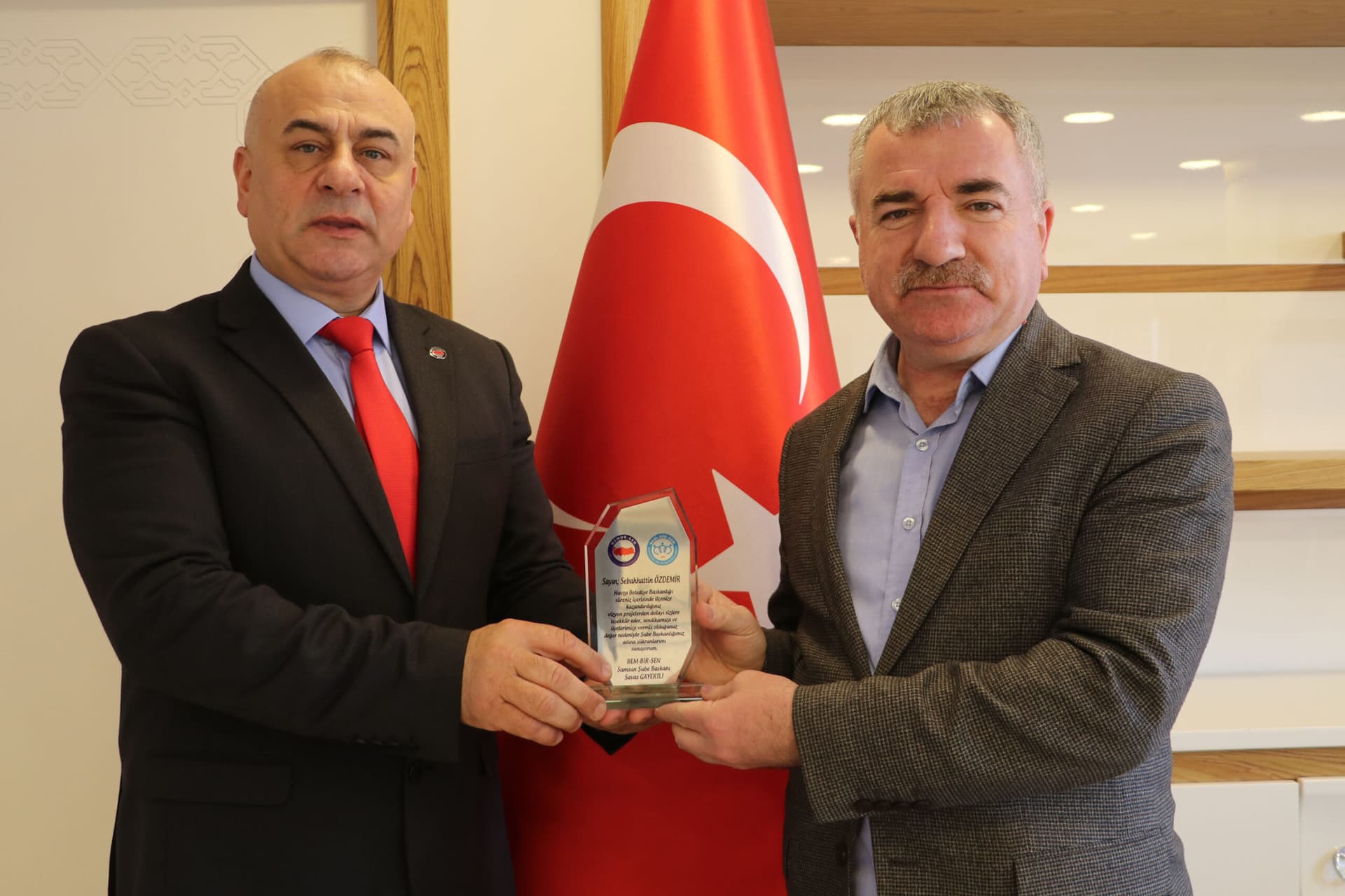 Bem-Bir-Sen'den Havza Belediye Başkanı Özdemir'e plaket