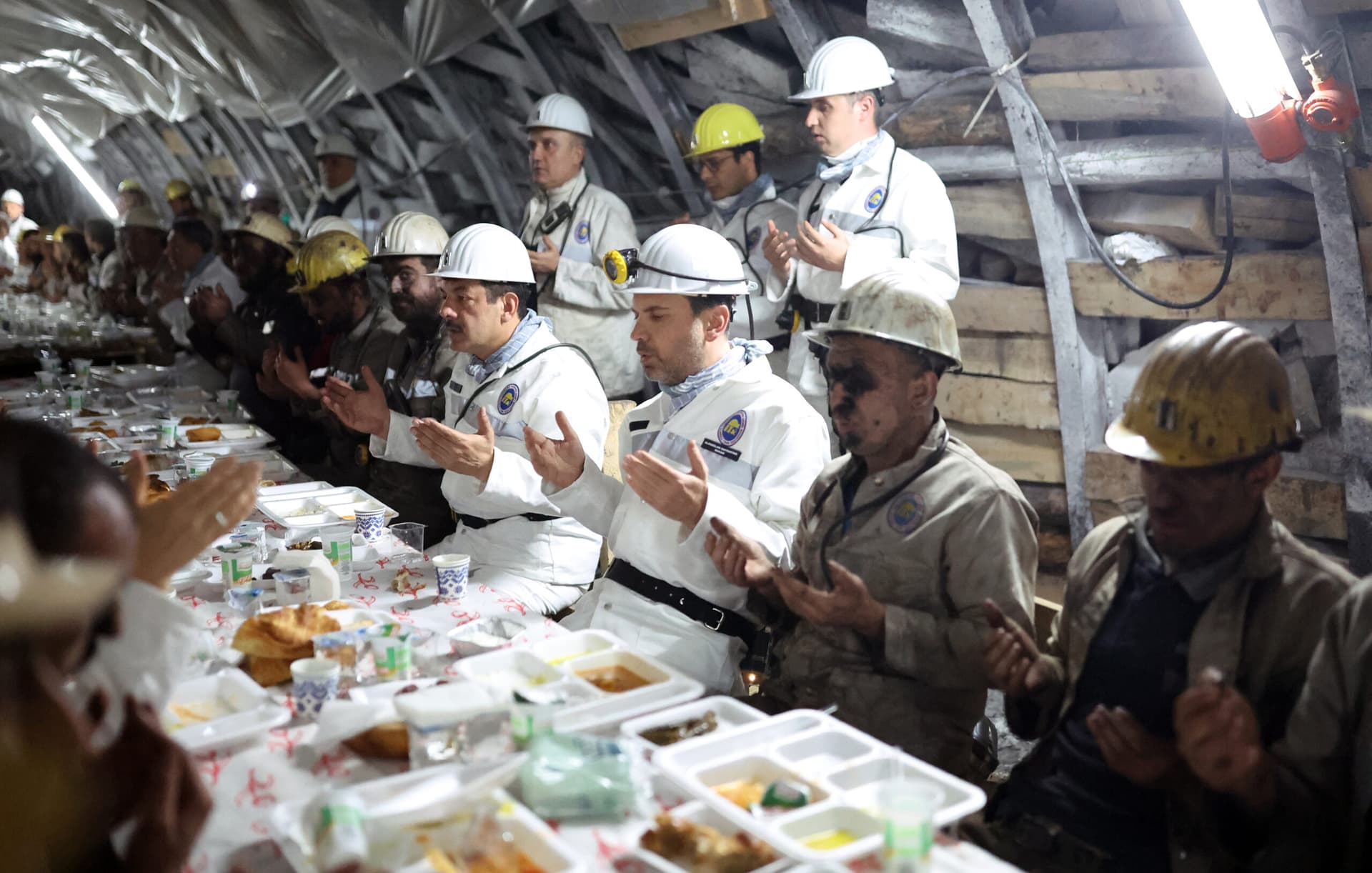 Bakan Bayraktar, Zonguldak'ta madencilerle iftar yaptı