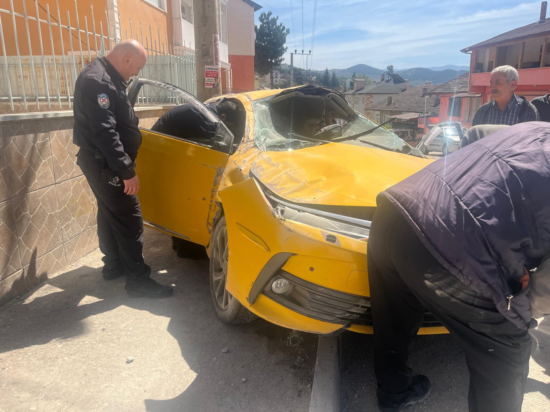Tokat’ta devrilen otomobildeki 2 kişi yaralandı