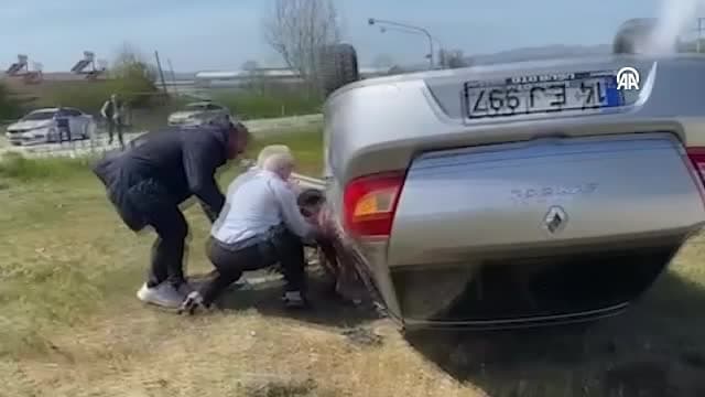 Düzce'de devrilen otomobildeki çift, kazadan yara almadan kurtuldu