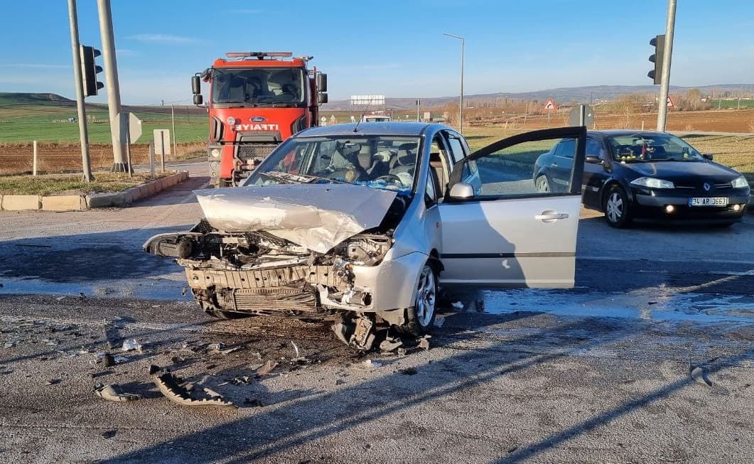 Çorum'da tır ve 2 otomobil çarpıştı, 9 kişi yaralandı