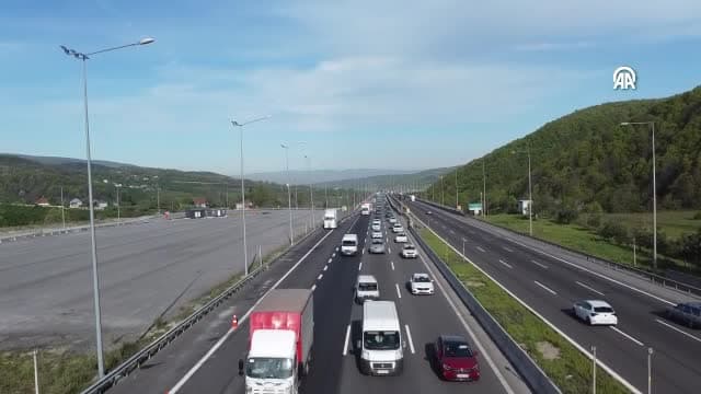 Anadolu Otoyolu'nda bayram tatili nedeniyle trafikte akıcı yoğunluk yaşanıyor