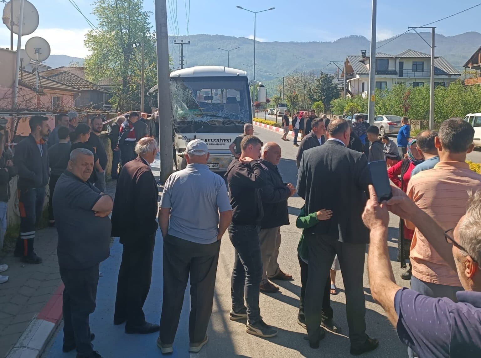 Düzce'de aydınlatma direğine çarpan halk otobüsündeki 16 kişi yaralandı
