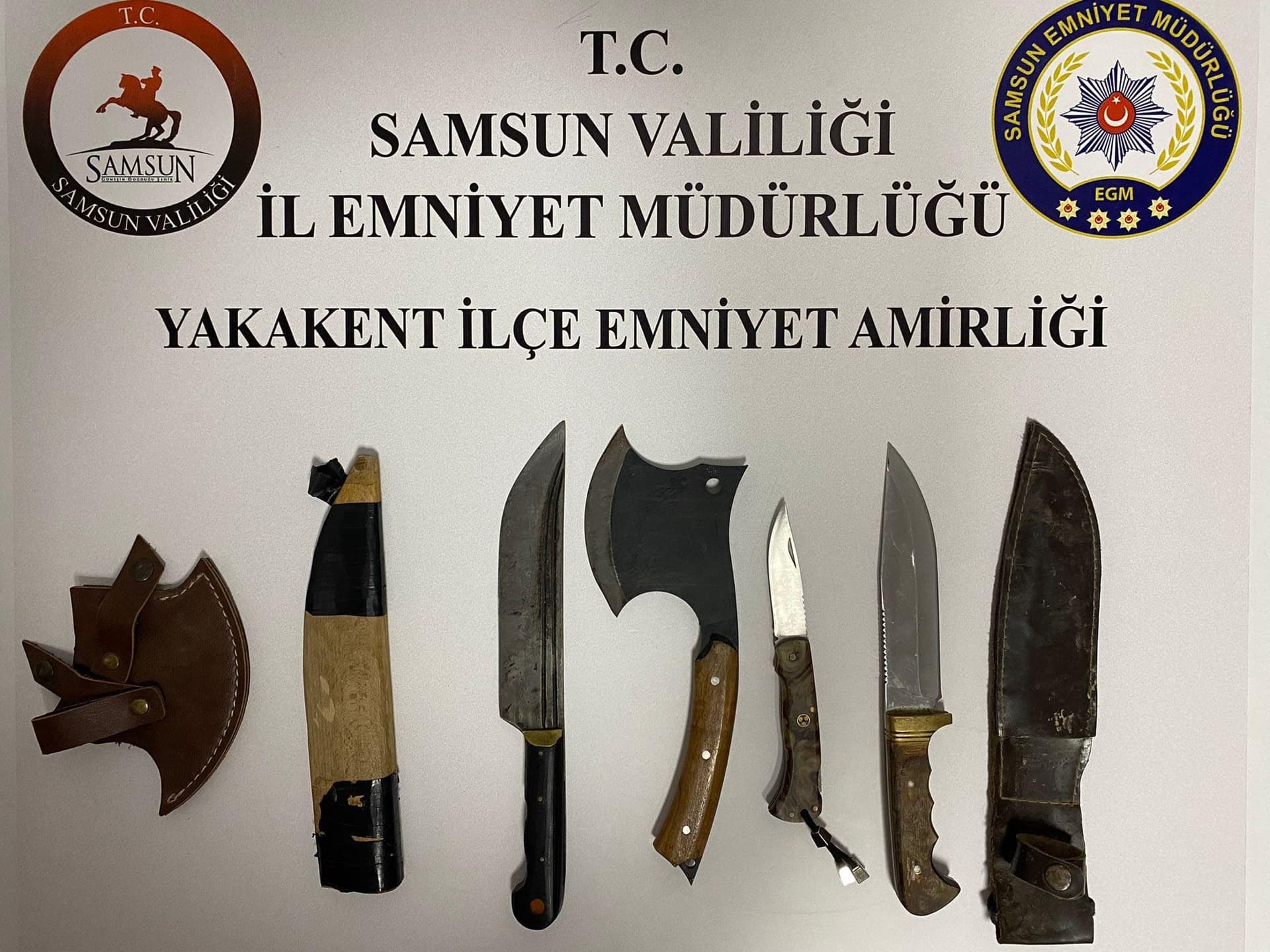 Samsun'da NARVAS uygulamasında bir araçta kesici aletler bulundu