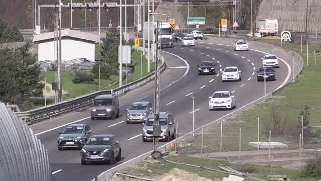 Otoyollarda bayram tatili dolayısıyla akıcı yoğunluk sürüyor