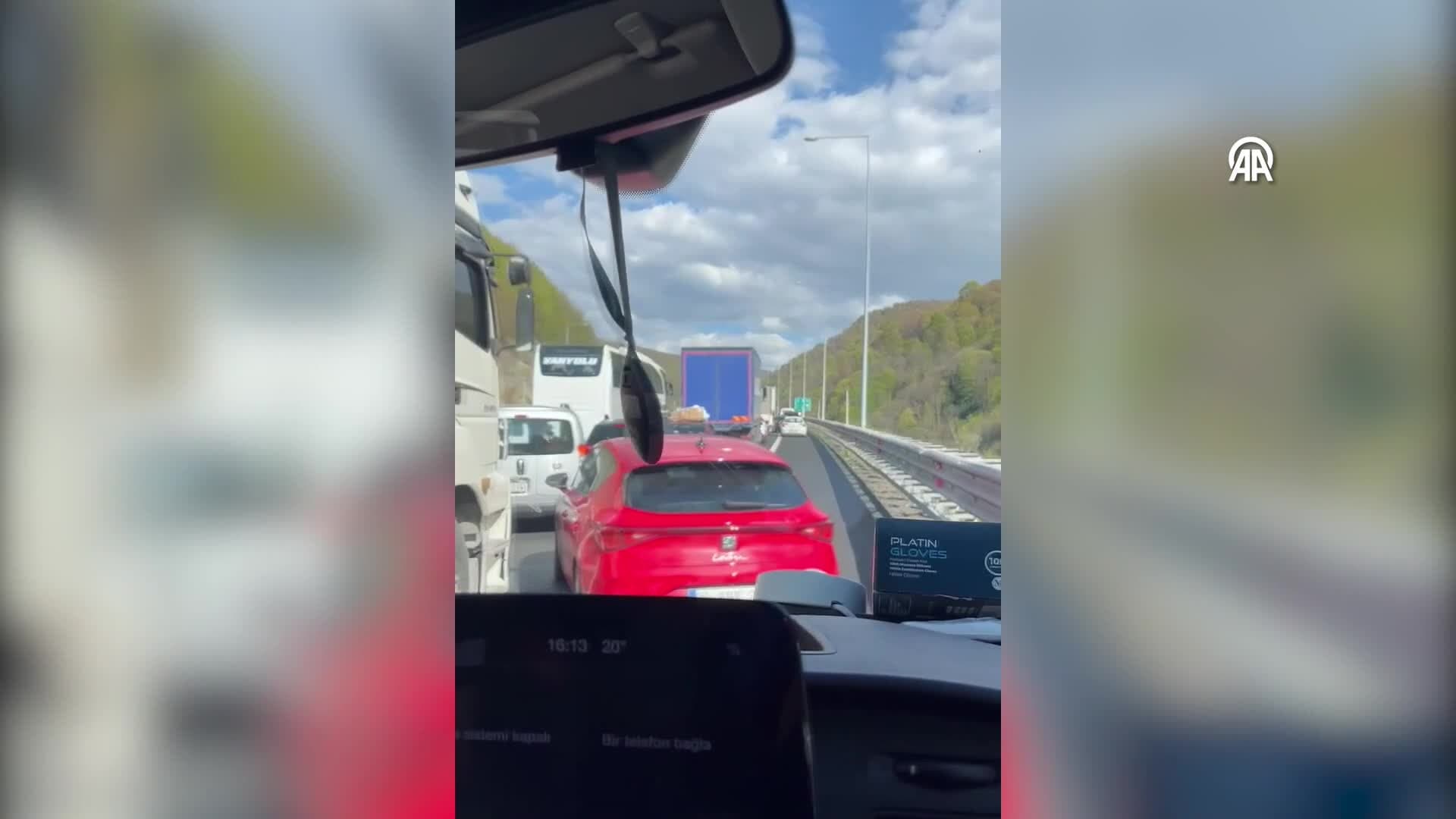 Bolu'da kazaya giden ambulans, emniyet şeridini kullananlar nedeniyle zorluk yaşadı