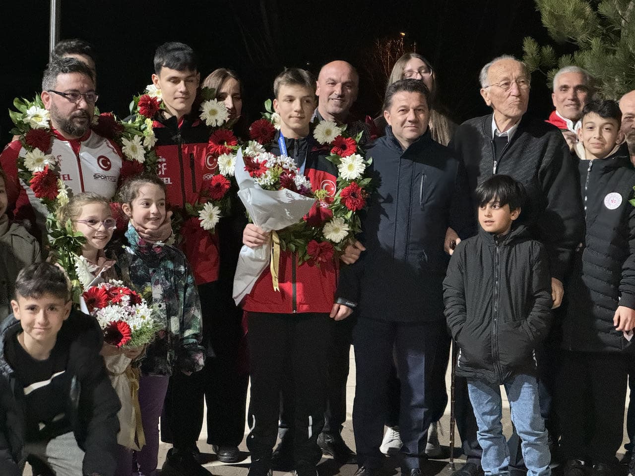 Gençlerde Avrupa şampiyonu olan ilk milli cimnastikçi Cankurt, Bolu'da çiçeklerle karşılandı
