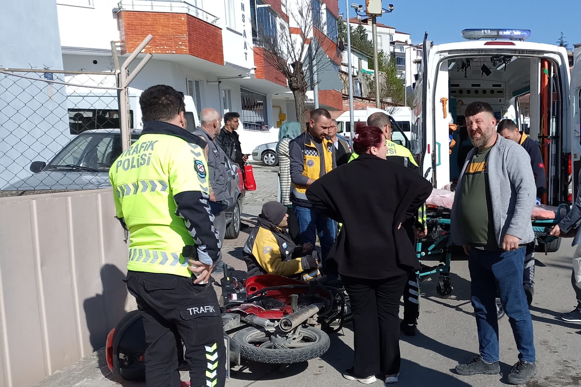 Samsun'da otomobil ile çarpışan motosiklet sürücüsü yaralandı