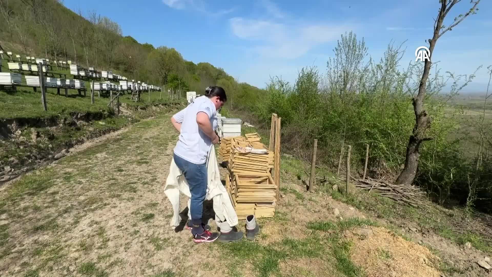 Üst düzey yöneticiliği bırakıp "mektepli" arıcı olma yolunda ilerliyor