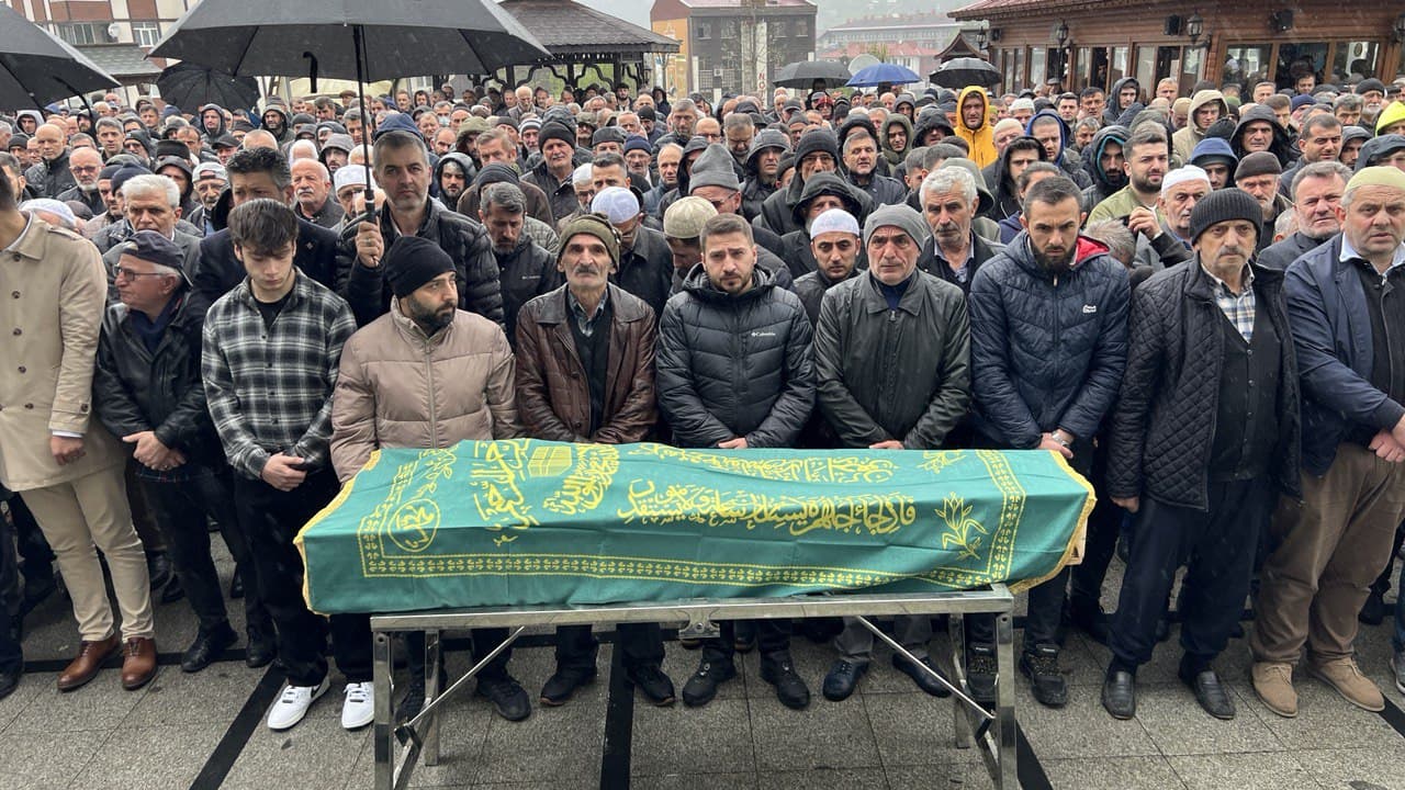 Rize'deki trafik kazasında ölen kişinin cenazesi defnedildi
