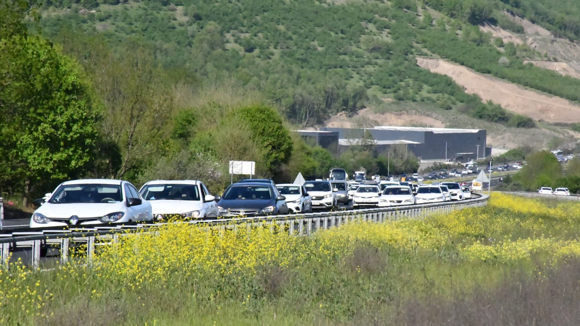 Bayram tatilinden dönenler Anadolu Otoyolu'nda akıcı yoğunluk oluşturuyor