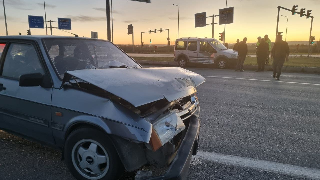 Çorum'da 1 kişinin yaralandığı trafik kazası kamerada