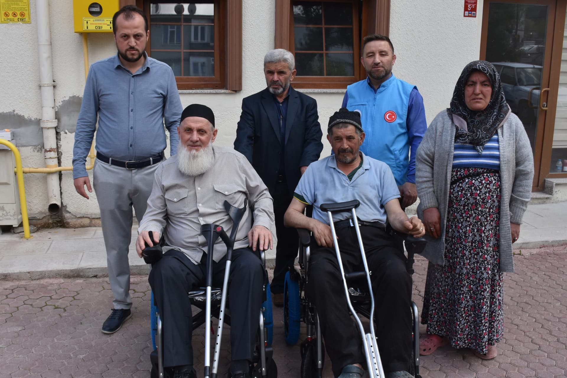 Boyabat'ta iki engelliye müftülükçe engelli aracı alındı