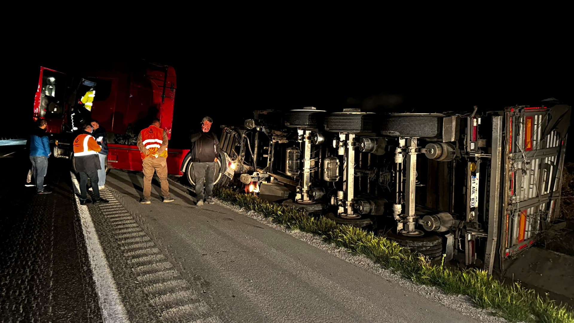 Samsun'da yonca yüklü tır şarampole devrildi