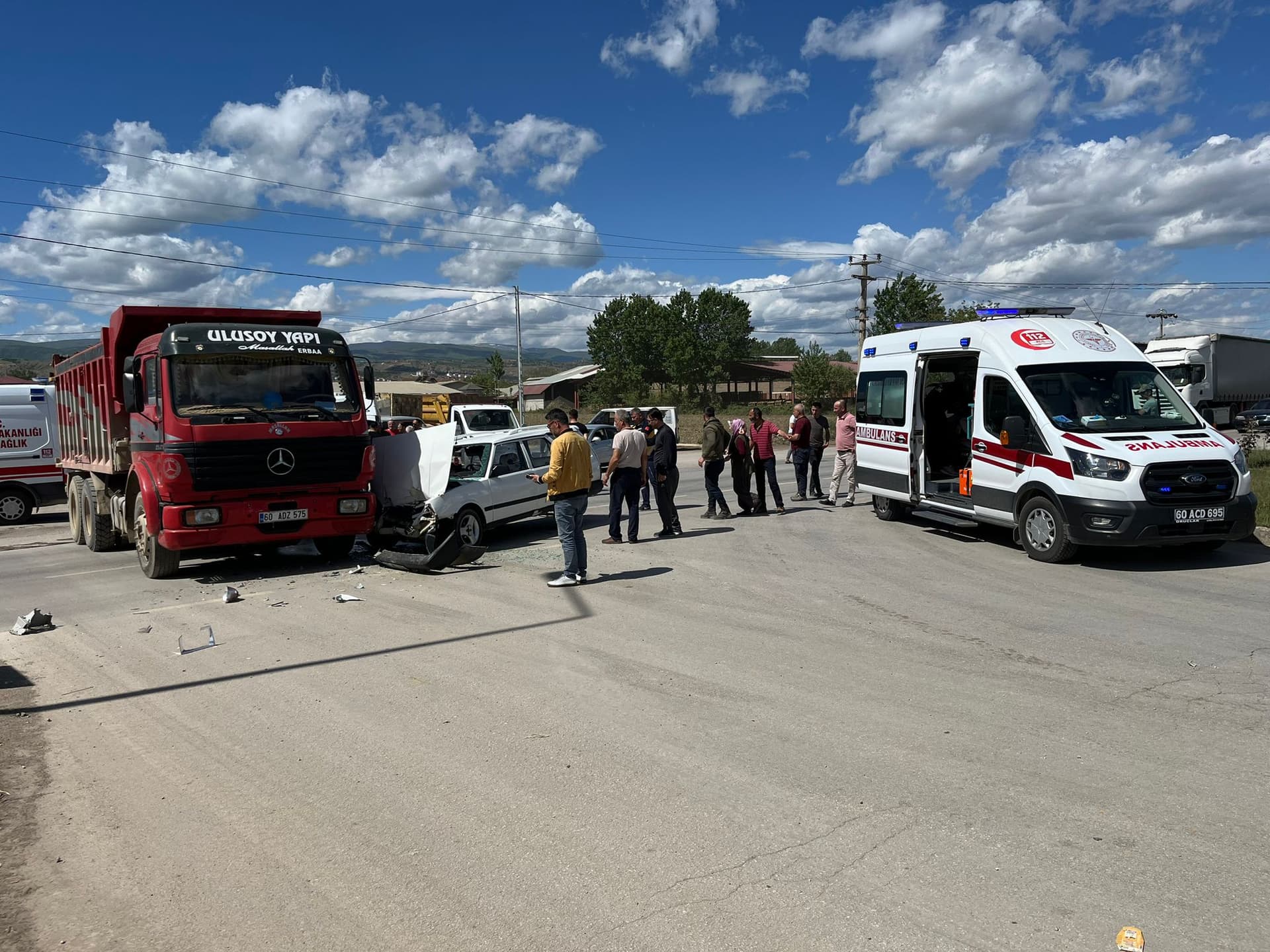 Tokat'ta kamyon ile otomobilin çarpıştığı kazada 3 kişi yaralandı