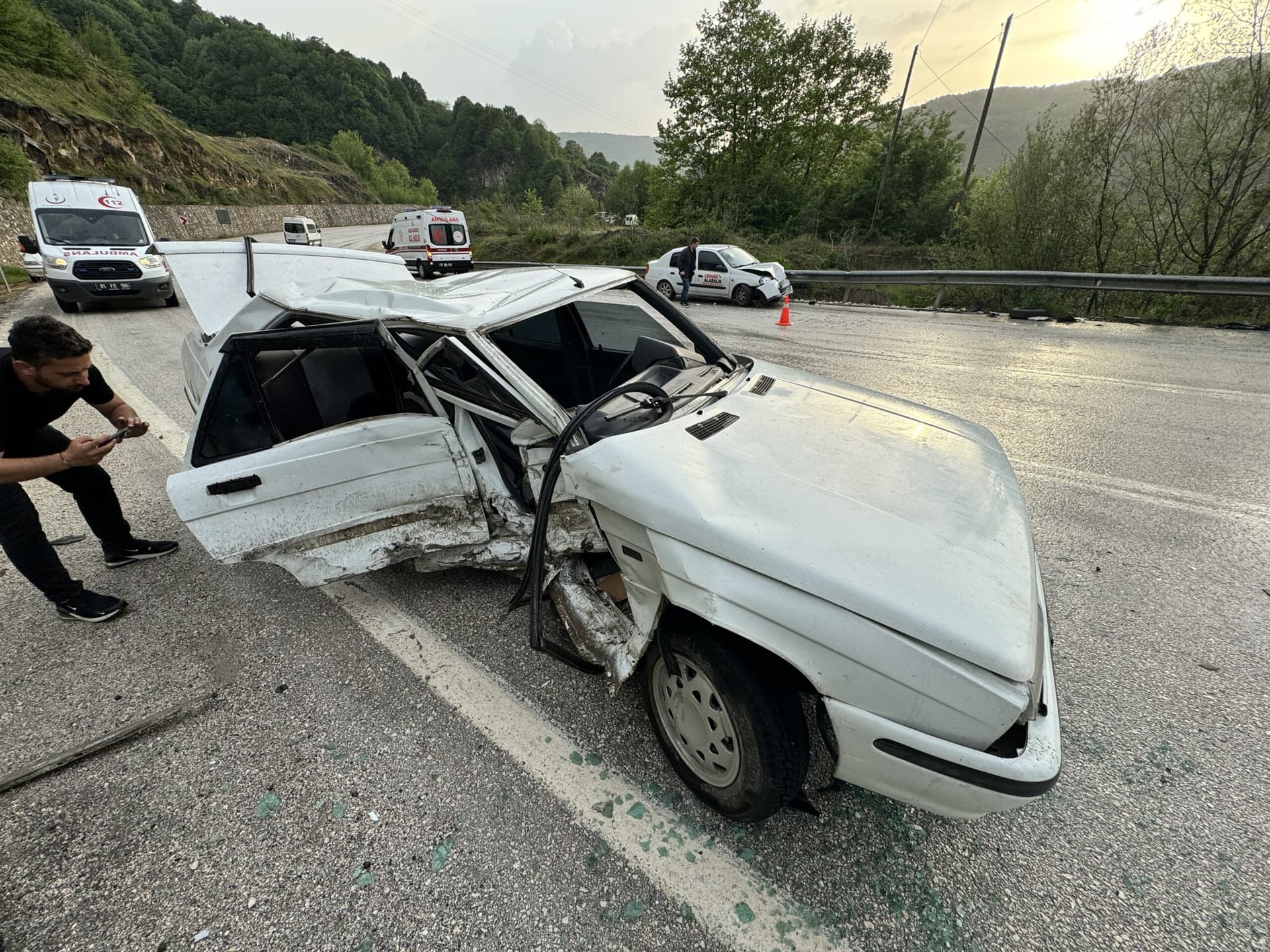 Düzce'de otomobilin savrulan araca çarptığı kazada 4 kişi yaralandı