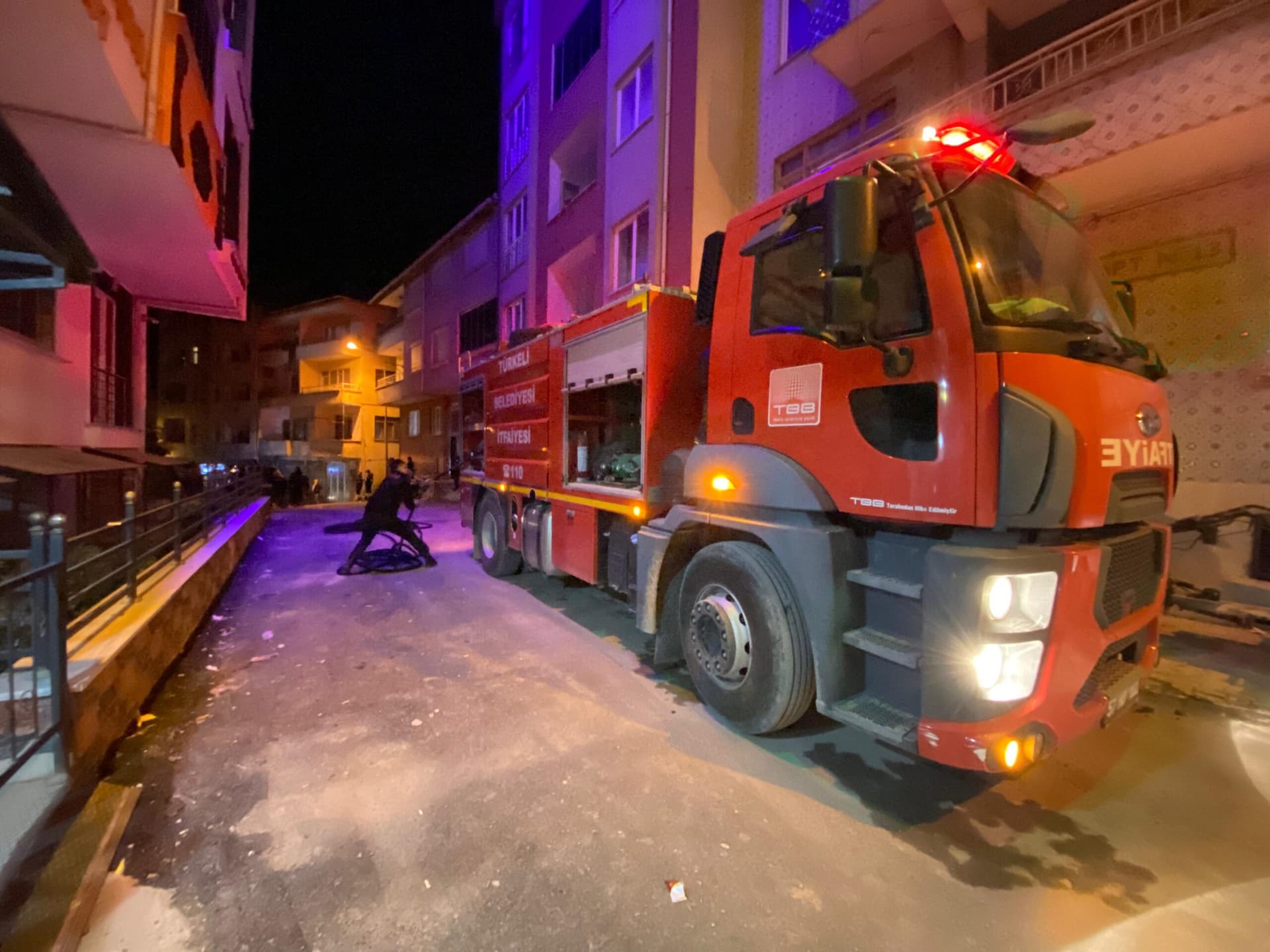 Türkeli'de 6 katlı binada çıkan baca yangını söndürüldü