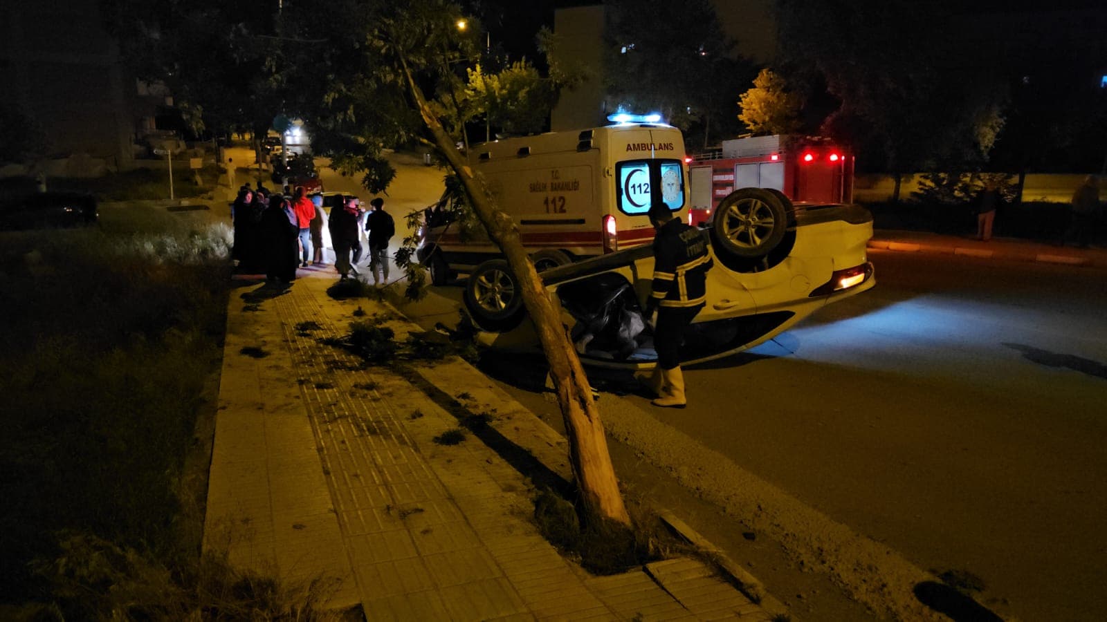 Çorum'da ağaca çarparak devrilen otomobilin sürücüsü yaralandı