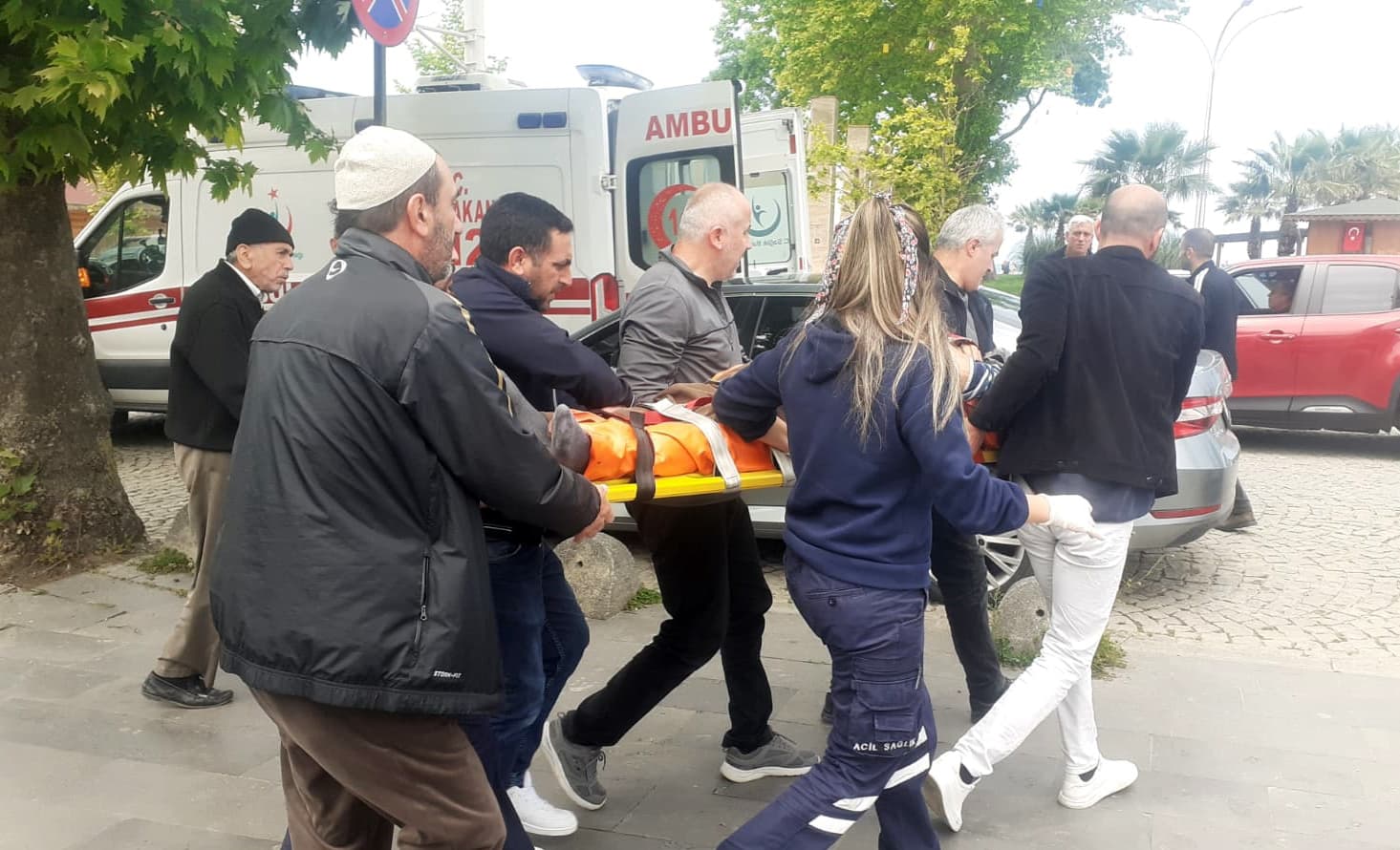Düzce'de camide rahatsızlanan kişiye ilk müdahaleyi yanında namaz kılan sağlık personeli yaptı