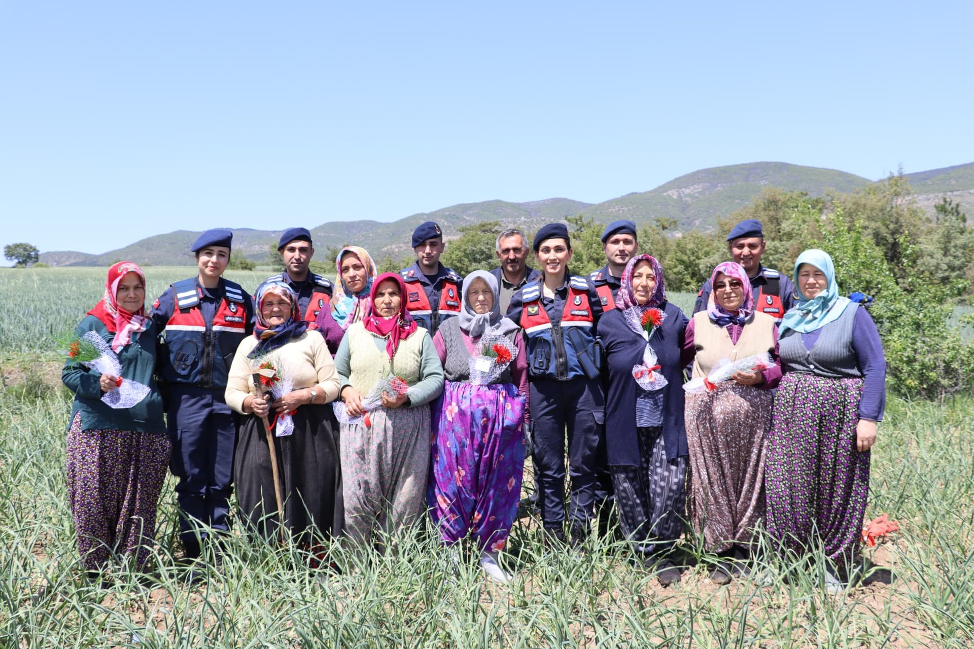 Kastamonu'da jandarma tarlada çalışan kadınların Anneler Günü'nü kutladı