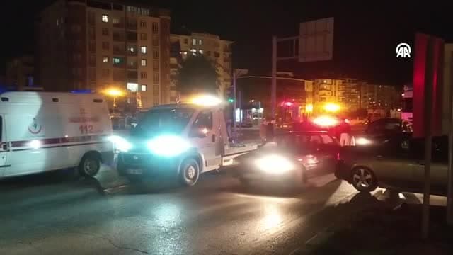 Çorum'da hafif ticari araç ile otomobil çarpıştı, 3 kişi yaralandı