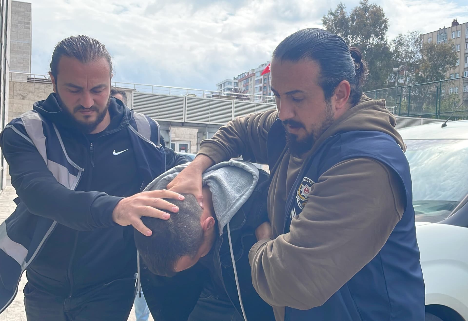 Samsun'da evinde öldürülen kadının katil zanlısı adliye çıkarıldı