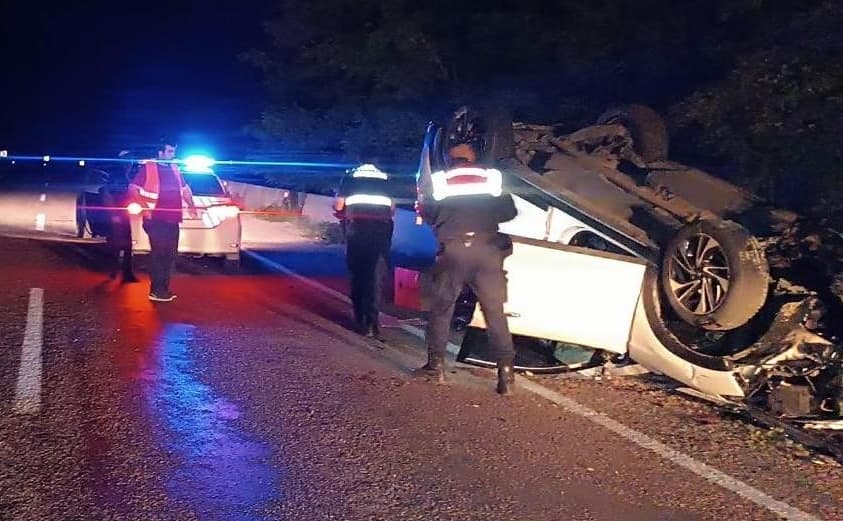 Sinop'ta beton bariyere çarparak devrilen otomobildeki 2 kişi yaralandı