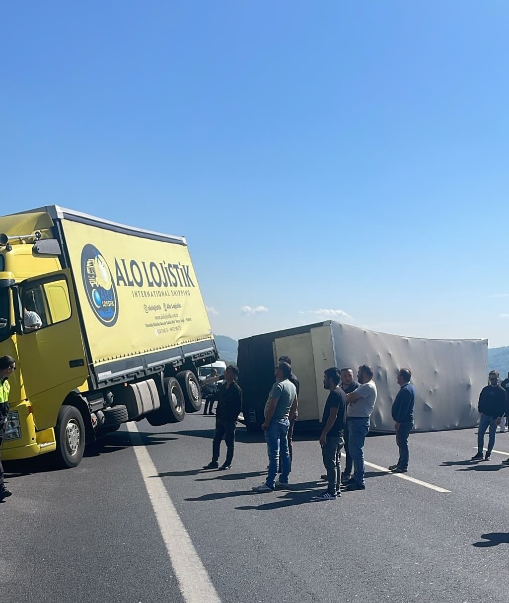 Anadolu Otoyolu'nda tıra bağlı römorkun devrilmesi ulaşımı aksattı
