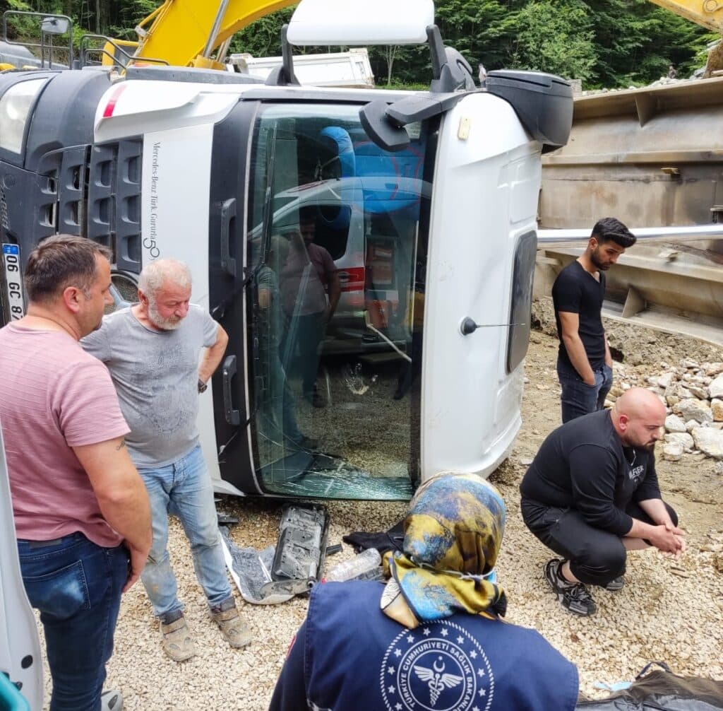 Sinop'ta devrilen kamyonun sürücüsü öldü