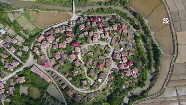 Çeltik tarlalarına dolan su ilkbahar aylarında köyü yarımadaya dönüştürüyor