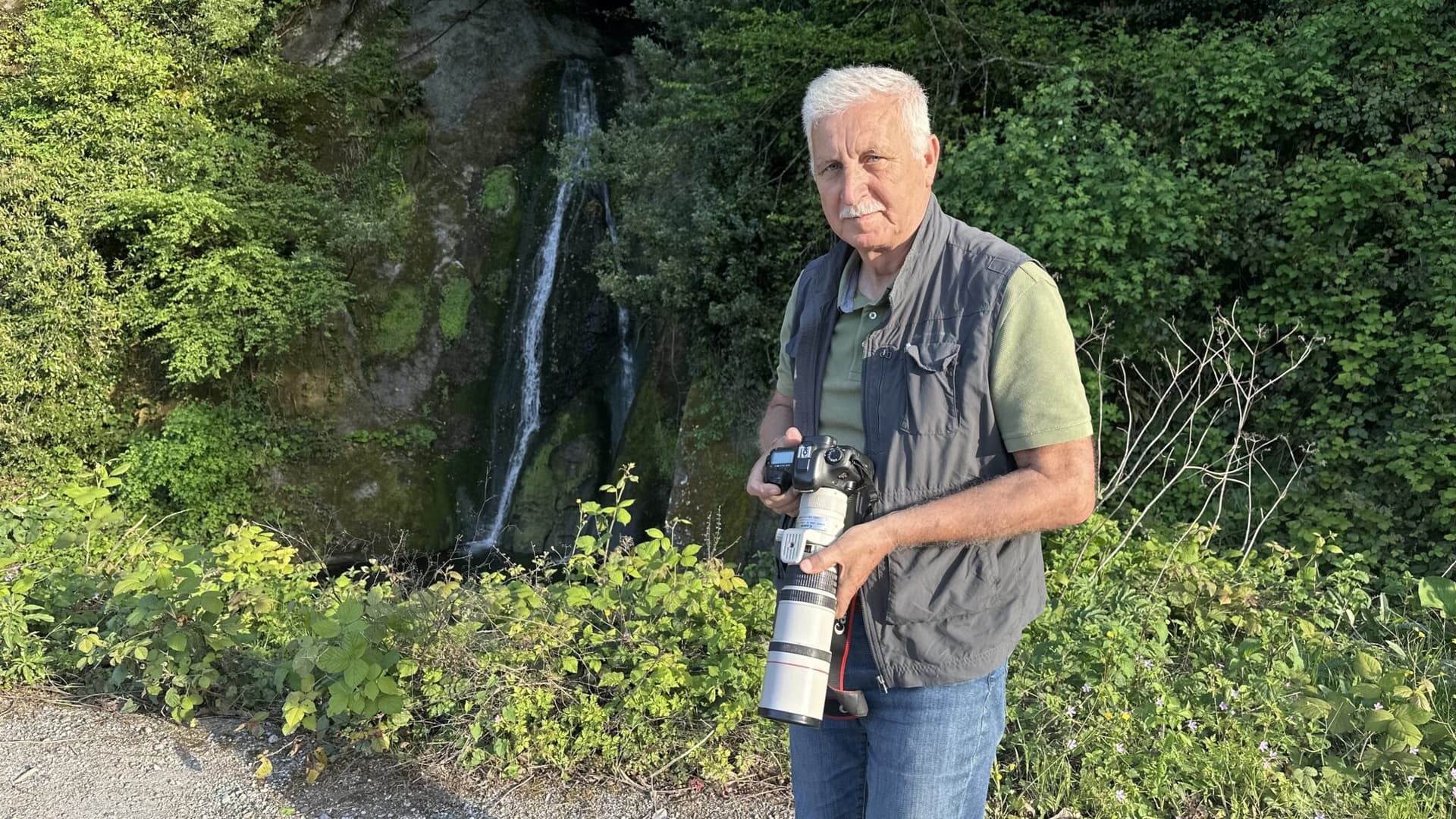 Fotoğrafladığı kuş türlerini kitapta bir araya getirdi
