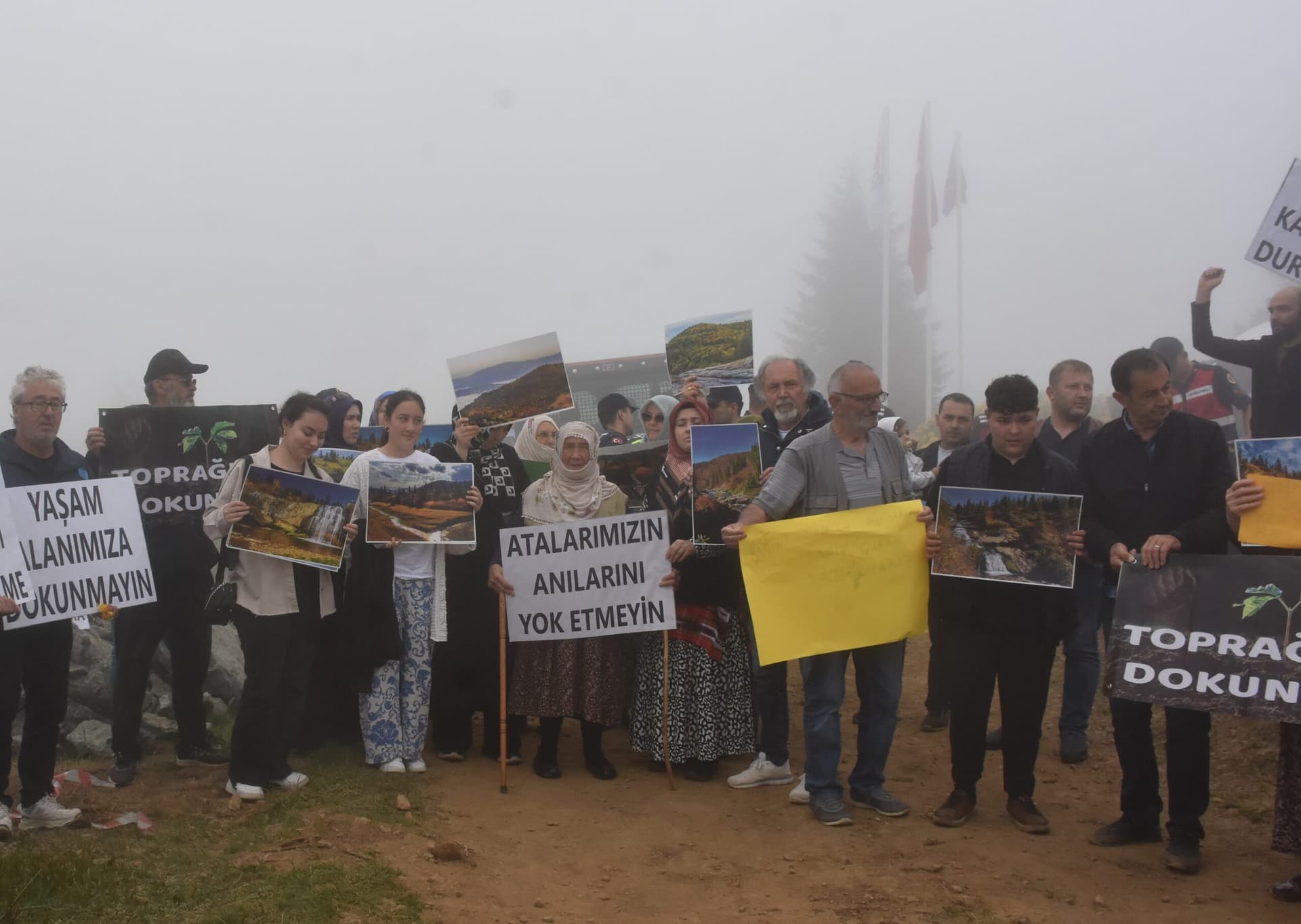 Giresun'da bir grup, Sandık Göl civarında turizm tesisi yapılmasını protesto etti