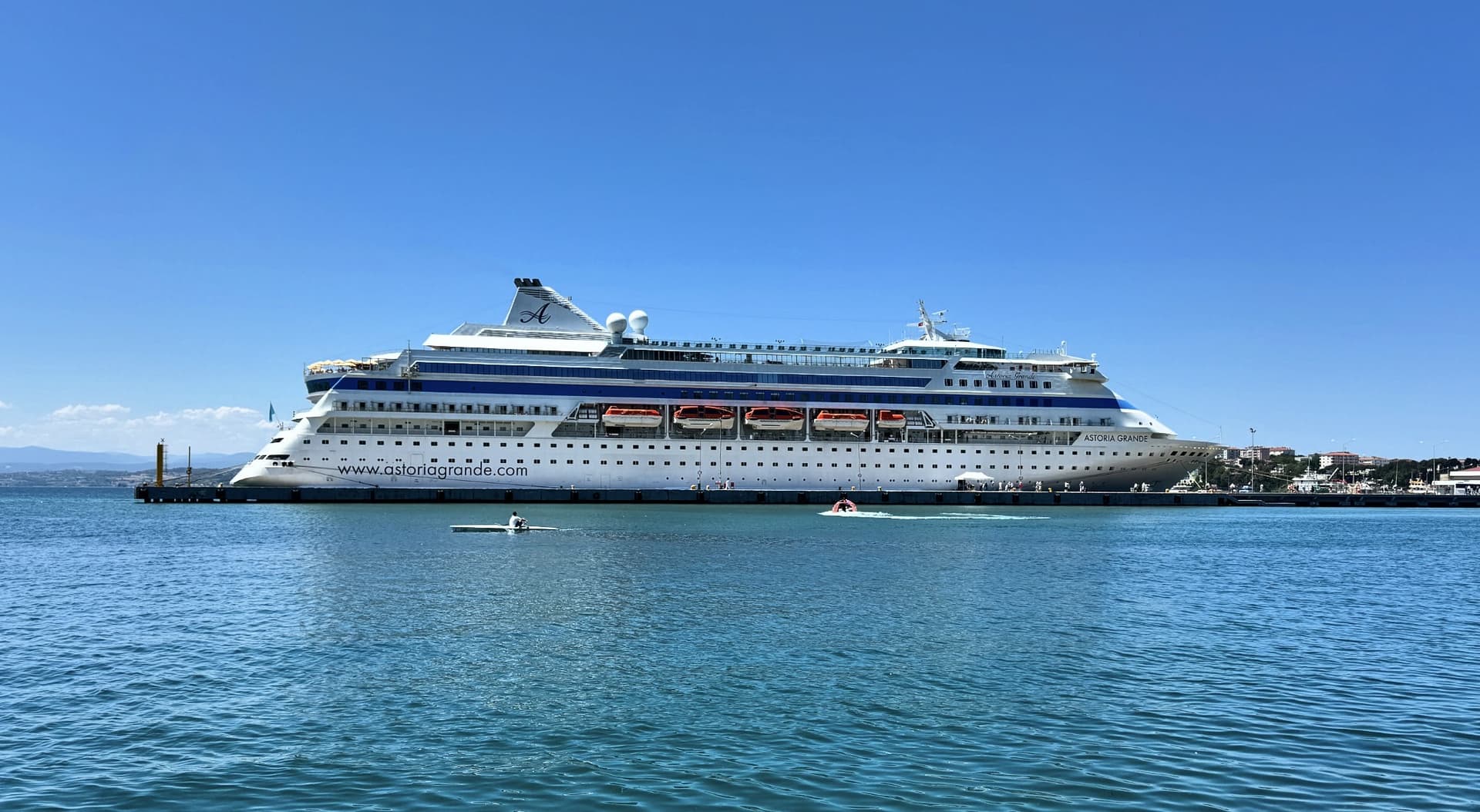 Panama bandıralı kruvaziyer "Astoria Grande" 823 yolcusuyla Sinop'a geldi