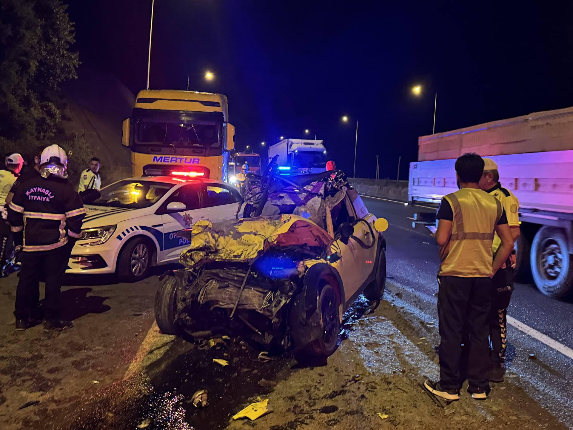 Anadolu Otoyolu'nda kamyona çarpan otomobilin sürücüsü öldü