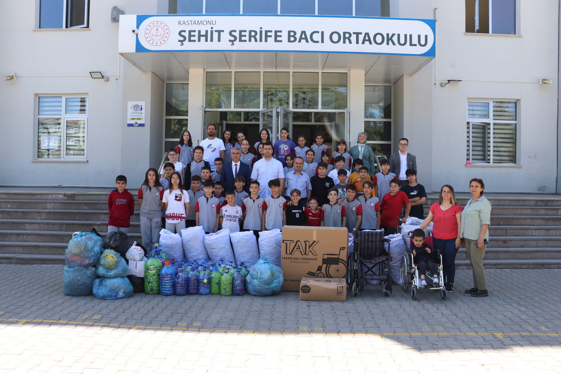 Kastamonu'da ortaokul öğrencileri topladıkları mavi kapaklarla engellilere umut oluyor