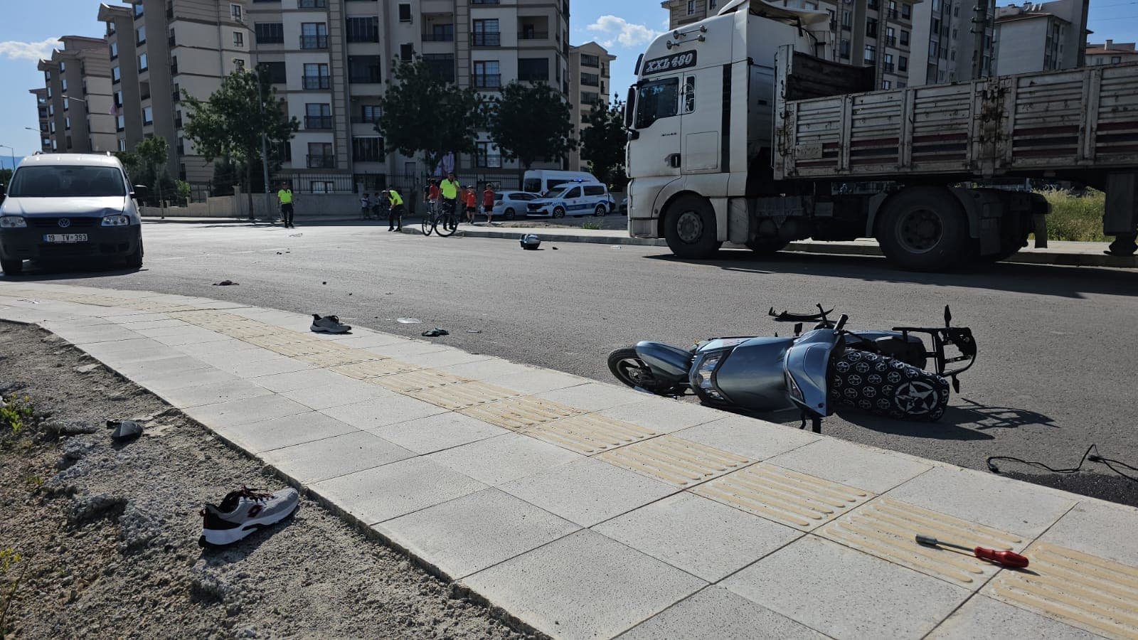Çorum’da hafif ticari araçla motosikletin kazası güvenlik kamerasınca kaydedildi