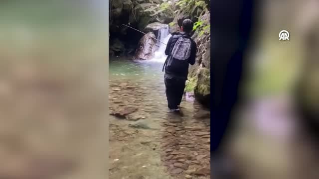 Rize'de balık tutan iki arkadaşın ayılarla karşılaştığı anlar kameraya yansıdı