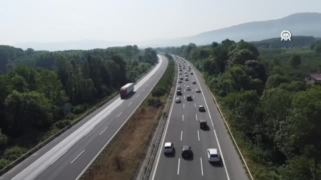 Anadolu Otoyolu'nun Düzce ve Bolu geçişinde akıcı yoğunluk yaşanıyor