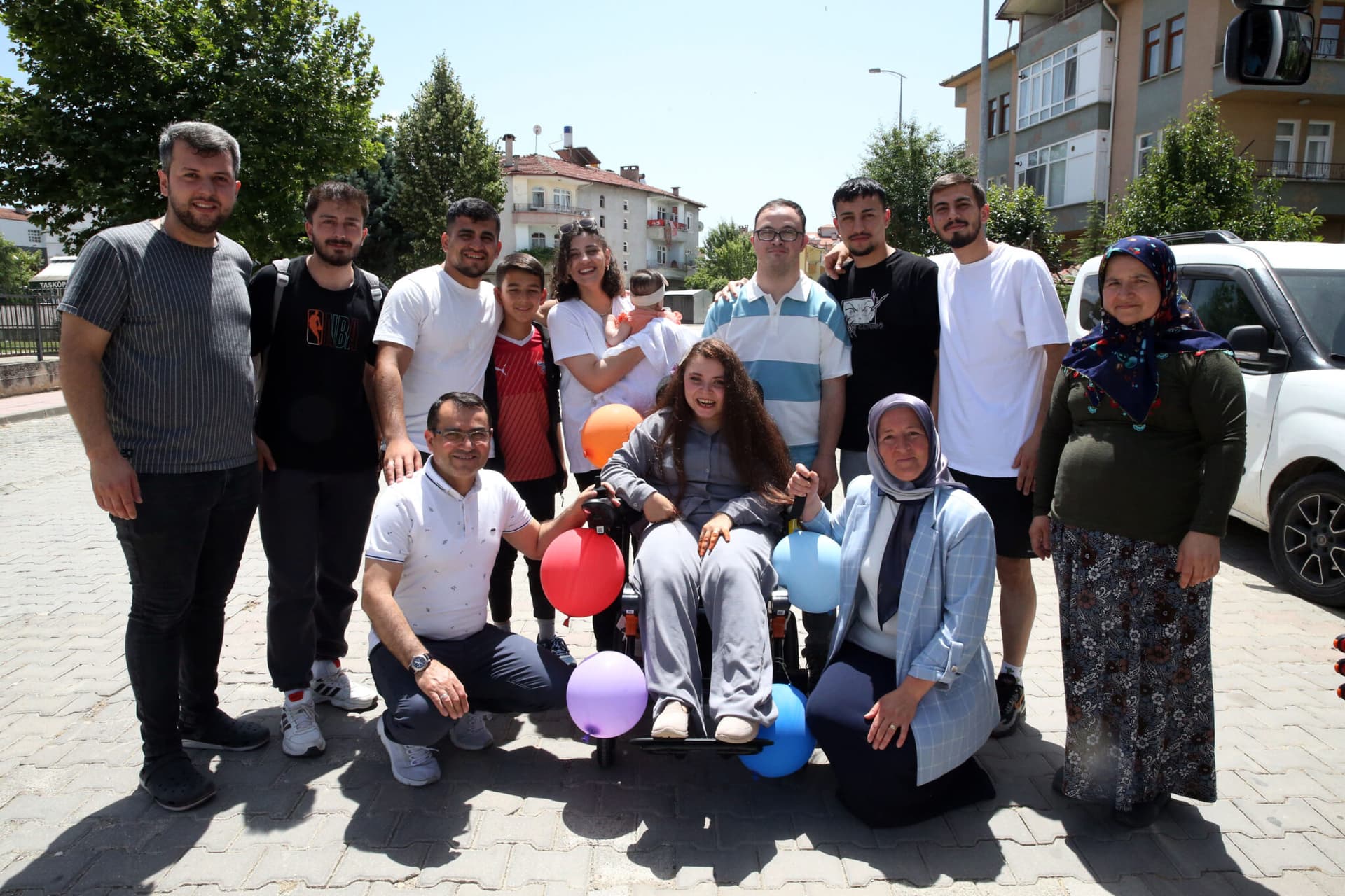 Futbol antrenörü ve sporcularından engelli Nurcan'a "en özel" bayram hediyesi