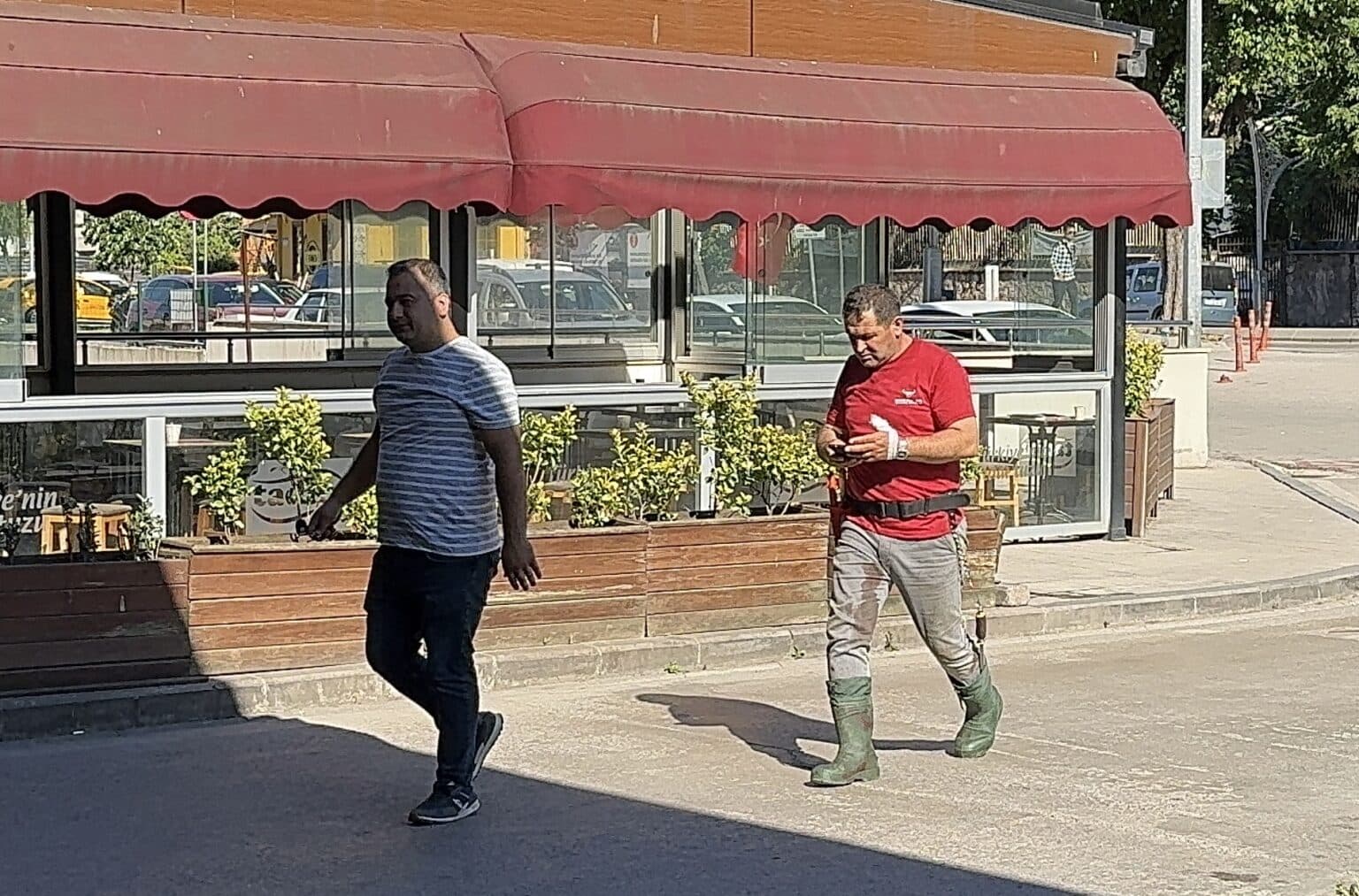 Düzce'de denizde boğulma tehlikesi geçiren 4 kişi kurtarıldı, kaybolan genç aranıyor