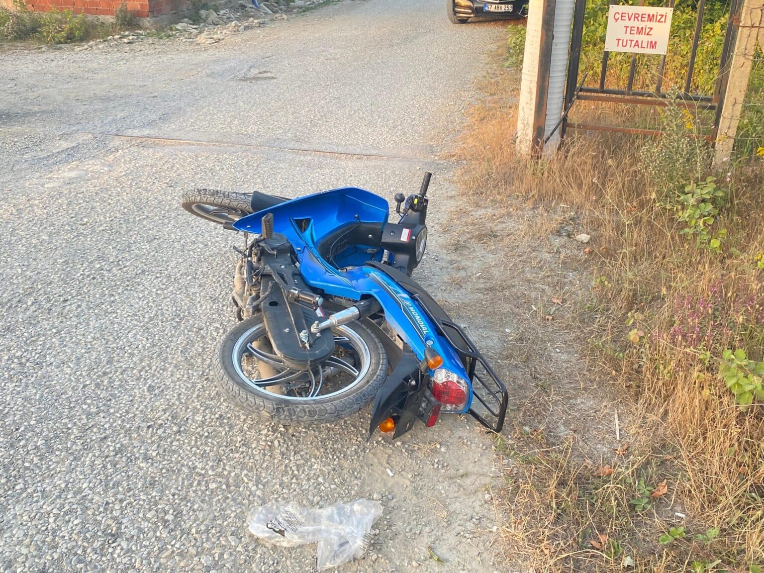 Türkeli'de motosikletin devrildiği kazada 2 kişi yaralandı