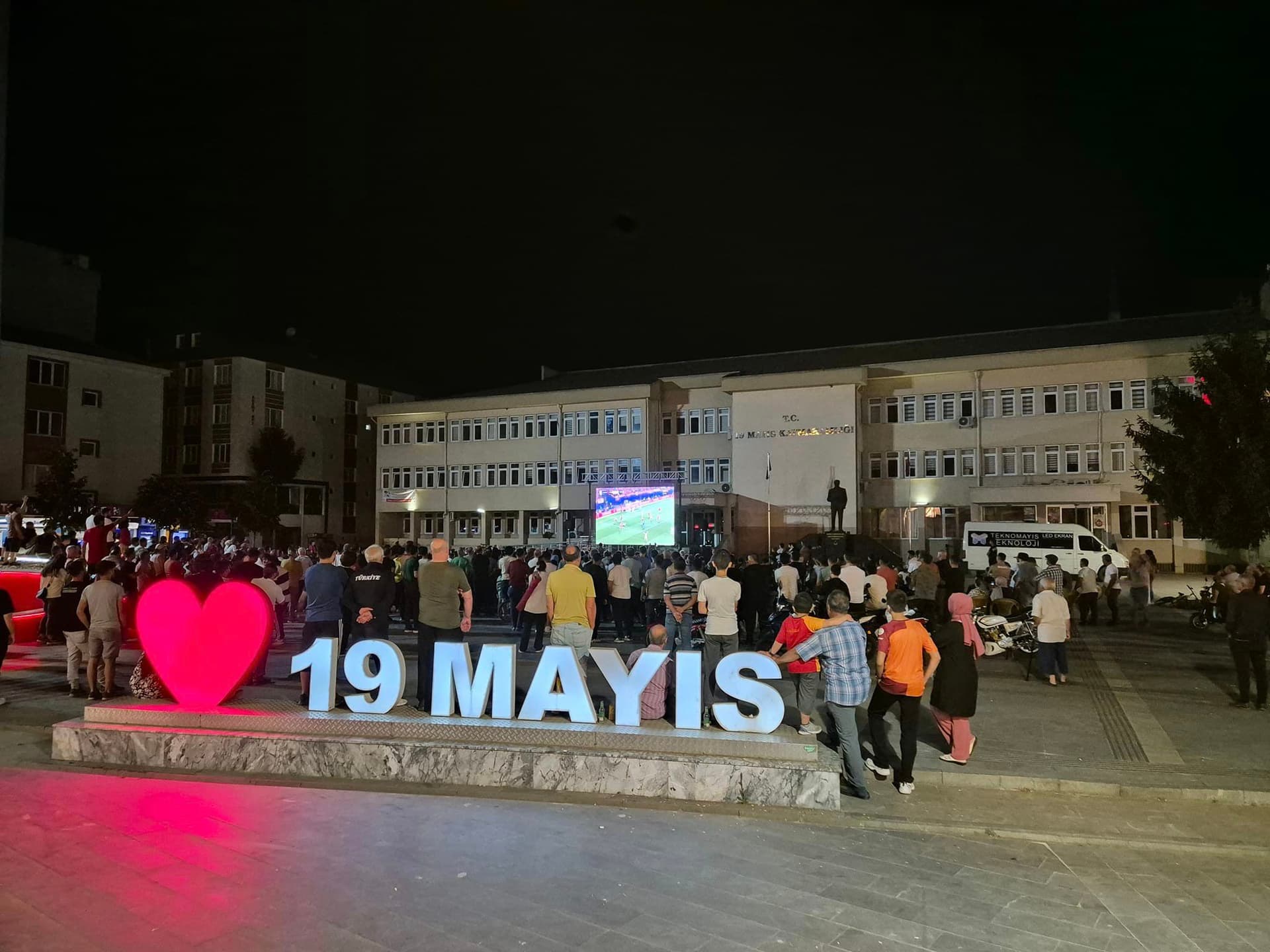 19 Mayıs ilçesinde vatandaşlar, milli maçı dev ekrandan izledi