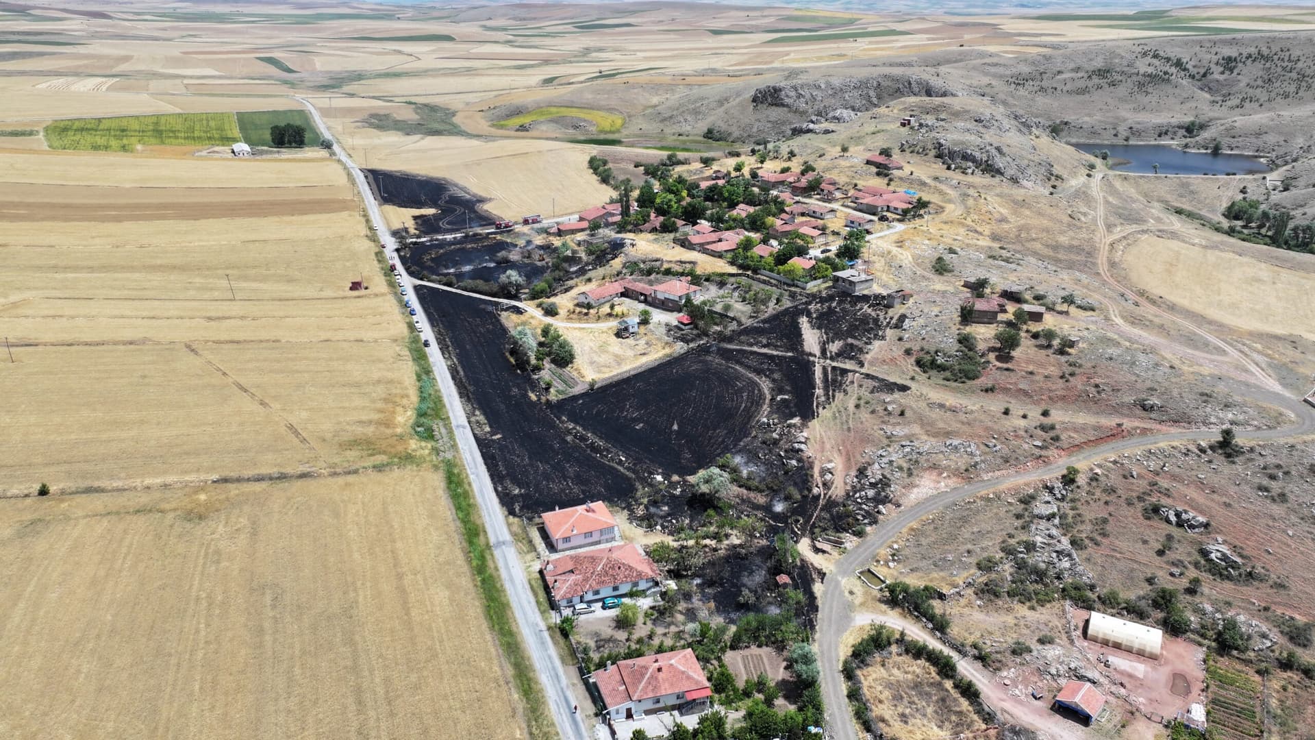 Çorum'da otların tutuşturulmasıyla başlayan yangında 31 dekar ekili alan yandı