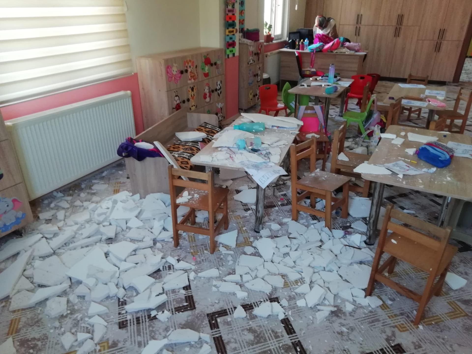 Tavandan düşen parçalar 2 çocuğu yaraladı