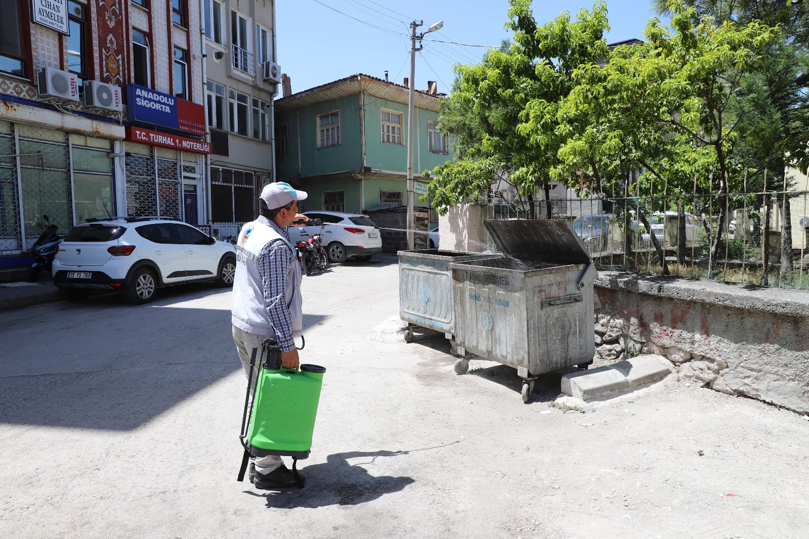 Turhal'da çöp konteynerleri ilaçlanıp yıkanarak temizleniyor