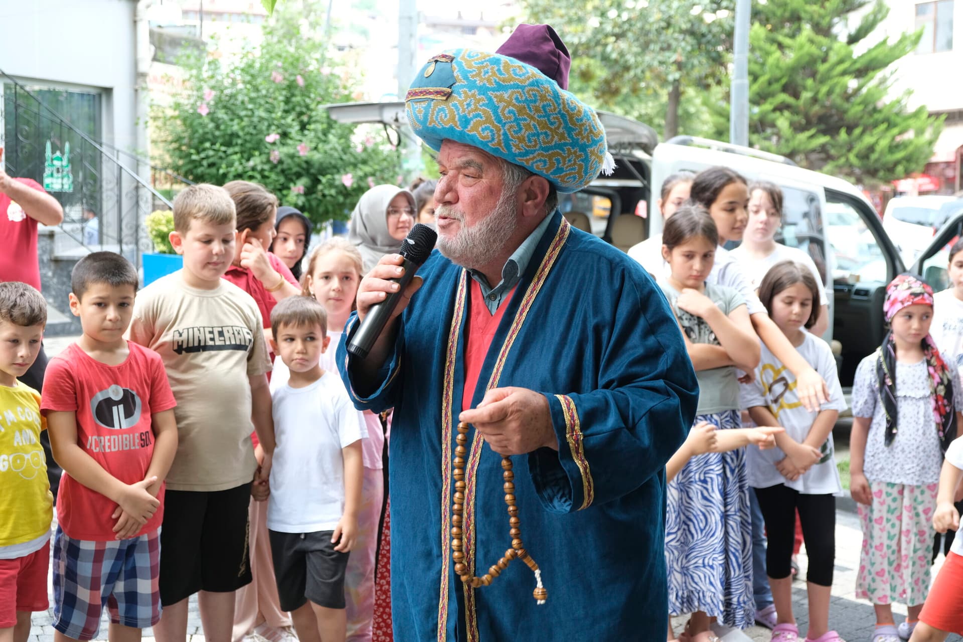 Fatsa'da yaz Kur'an kurslarına katılan çocuklara dondurma ikramı