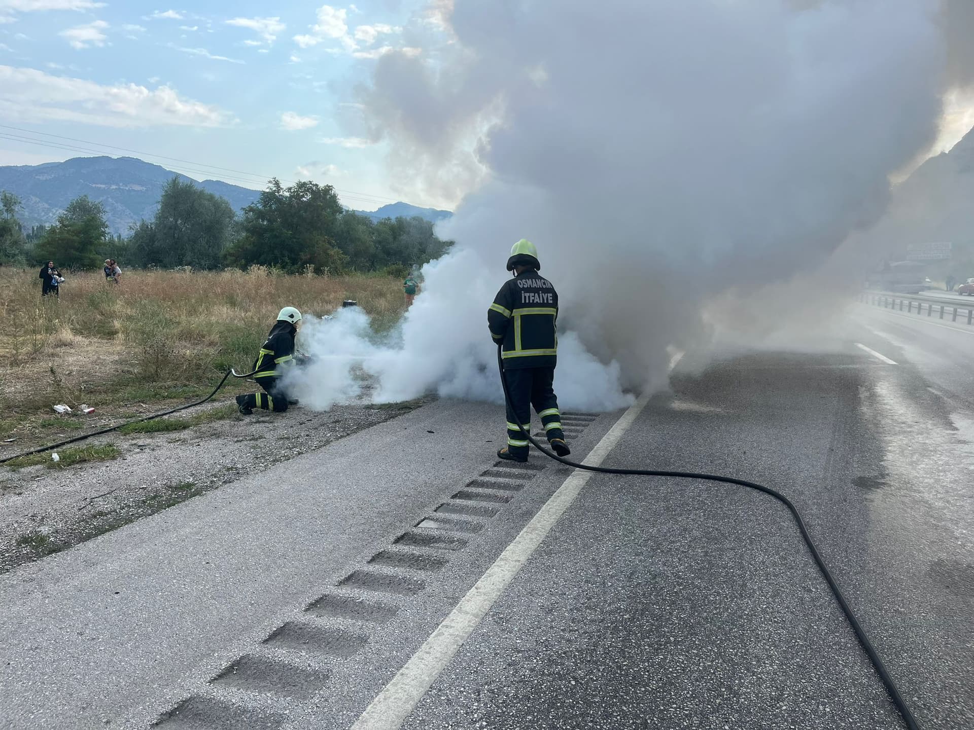 Çorum'da seyir halindeyken otomobilde çıkan yangını itfaiye ekipleri söndürdü